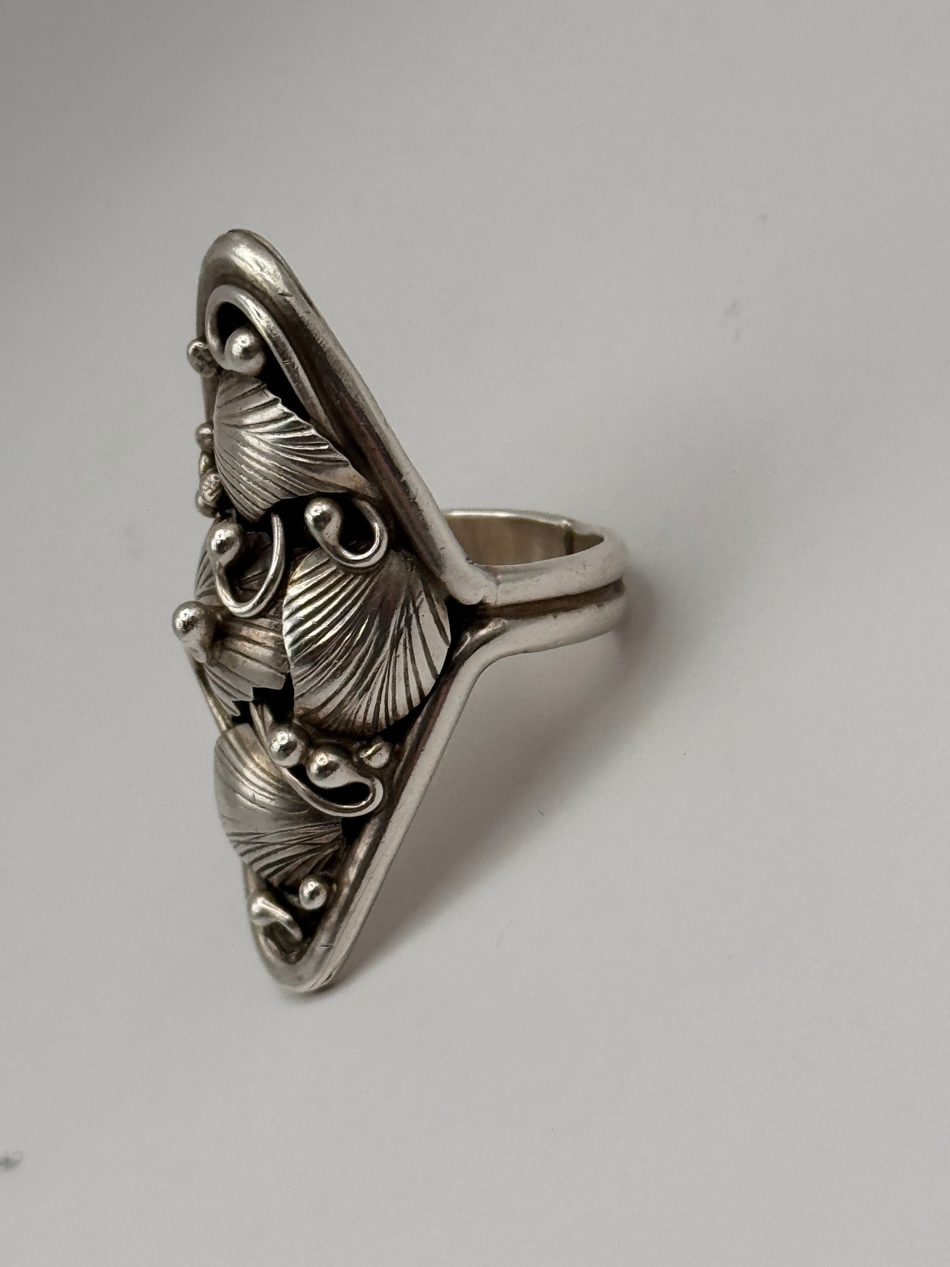 Lucy Calladitto Native 925 Sterling Silver Leaf Bead Wire Ring