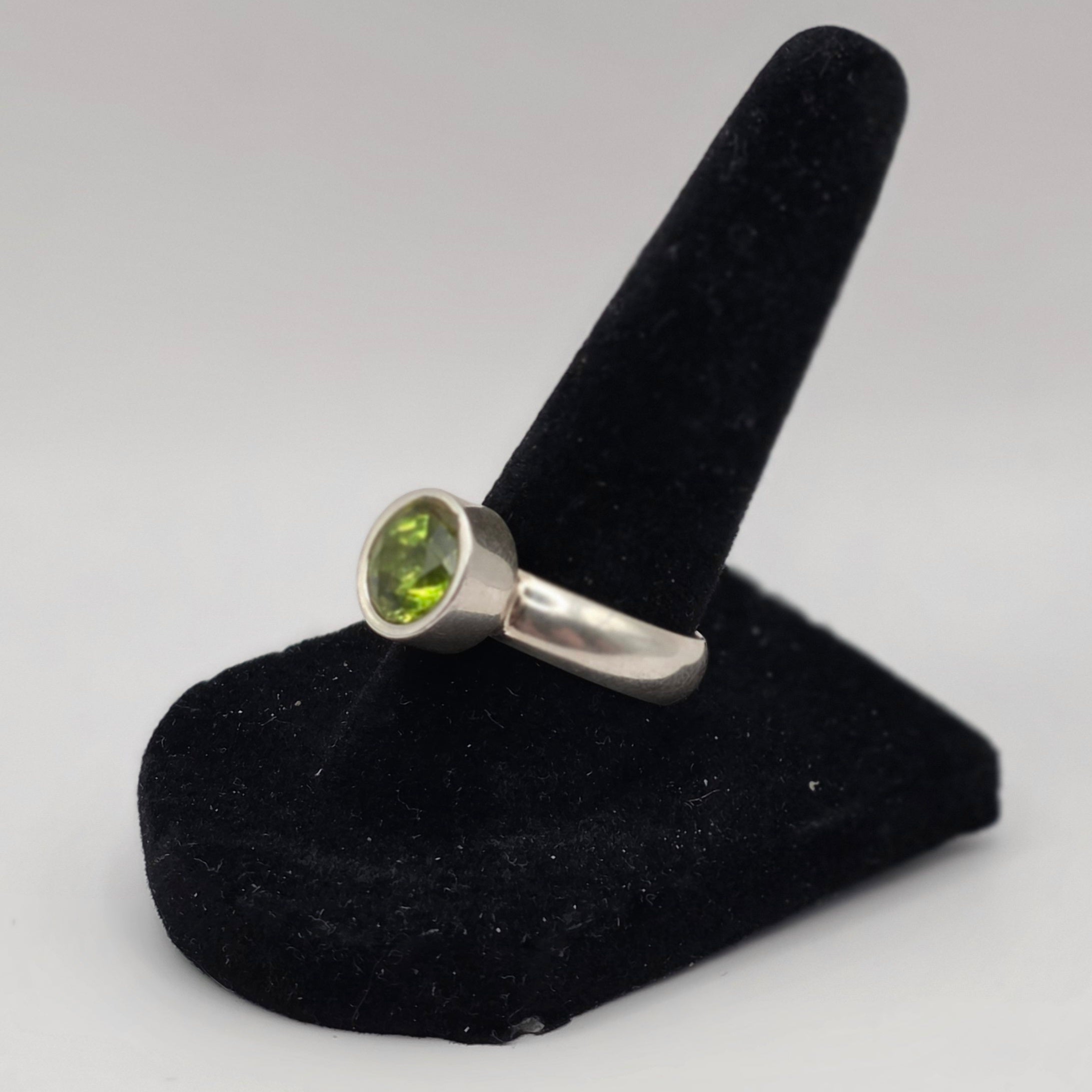 925 Sterling Silver 2ct Peridot Ring Size 7.5 Round Bezel Solitaire 6.74g